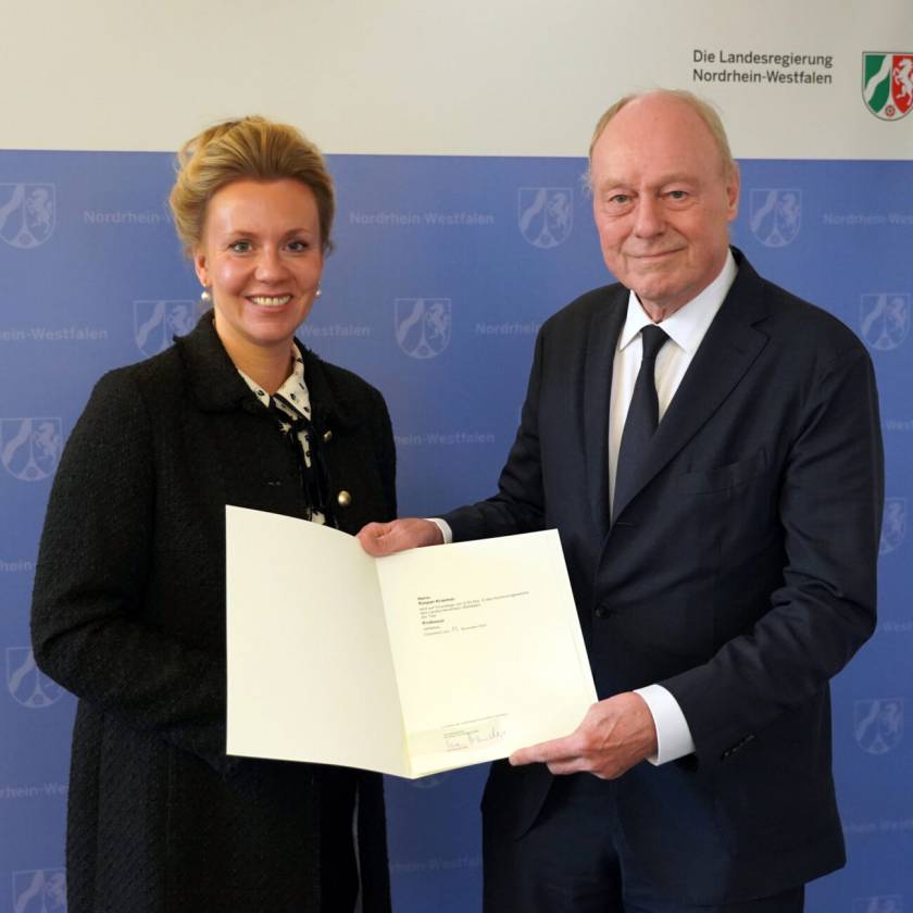 Verleihung einer Professur an BDA Architekt Kaspar Kraemer im Jahr 2025 aufgrund seiner Verdienste durch die Ministerin Ina Brandes.