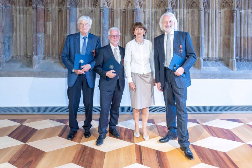 Übergabe des Bundesverdienstkreuzes am Band im Jahr 2023 im Hansassal der Stadt Köln an v.l.n.r.:
Dr. Wulf Baur, Dr. Joachim Wüst und Dr. Joachim A. Groth;
mittig OB Henriette Reker.