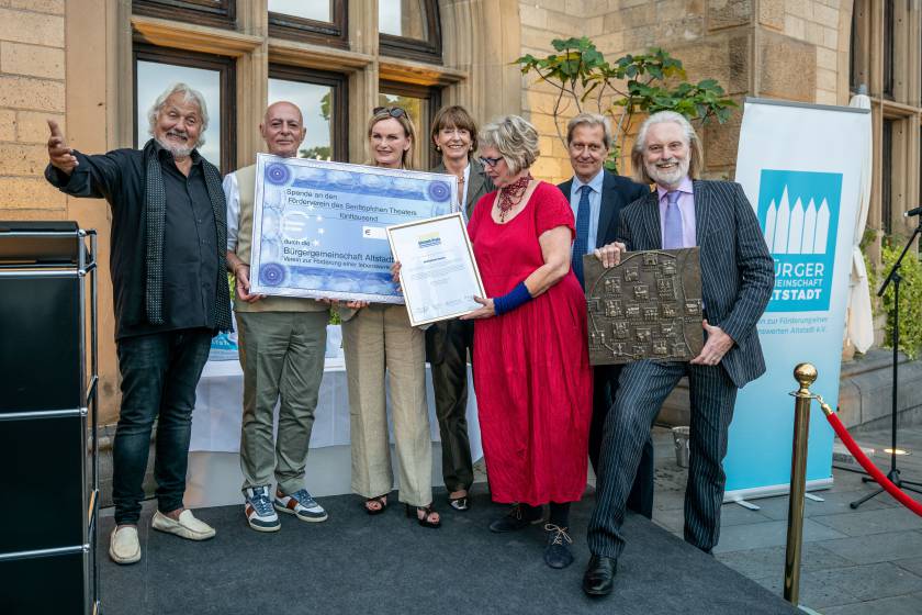 Verleihung des Altstadtpreises 2020/21 an das Senftöpfchen Theater und dessen Förderverein. V.l.n.r: Konrad Beikircher, Franco Pierri (Senftöpfchen), Iris Schütze (1. Stellv. Vorsitzende der Bürgergemeinschaft), Henriette Reker (OB), Alexandra Franziska Kassen (Leitung Senftöpfchen), Stefan Rizor (Vorsitzender Förderverein Senftöpfchen), Dr. Joachim A. Groth (Vorsitzender Bürgergemeinschaft Altstadt)